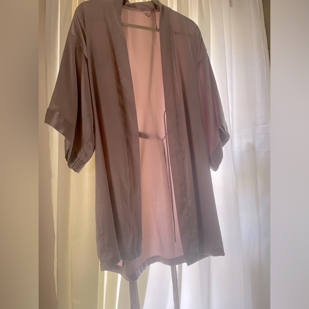 Beautiful NWOT Victoria’s Secret silky robe ML